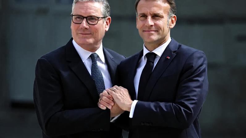 O primeiro-ministro britânico, Keir Starmer, e o presidente francês, Emmanuel Macron, no Palácio do Eliseu em 17 de abril de 2026.