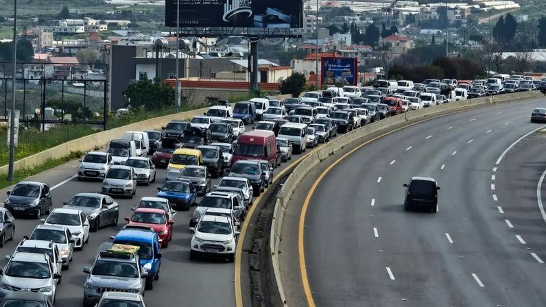 Libaneses deslocados dirigem por uma rodovia a caminho de suas casas, em Rmeileh, na entrada norte da cidade libanesa de Sidon, após entrar em vigor a trégua entre Israel e Líbano. 17/04/2026 - (AFP/AFP)