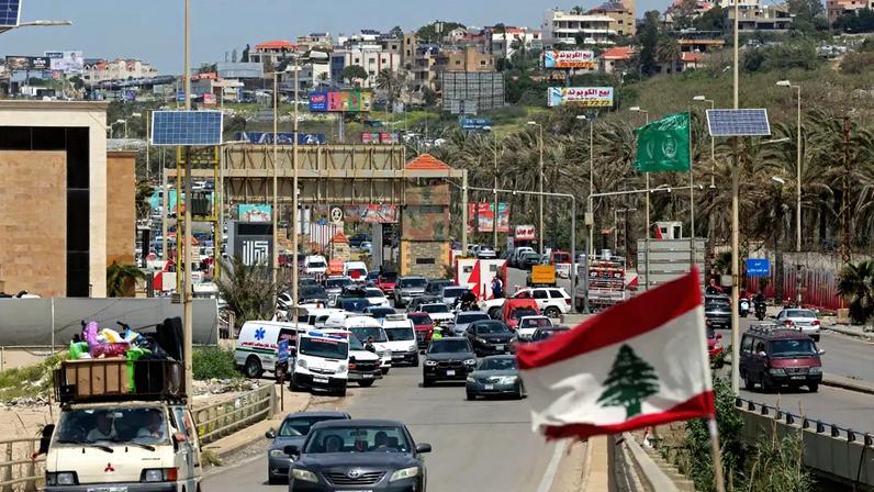 Moradores deslocados viajam por uma rodovia a caminho de suas casas, na cidade libanesa de Sidon, no sul do Líbano, em 17 de abril de 2026