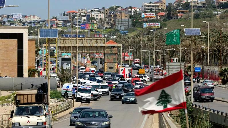 Moradores deslocados viajam por uma rodovia a caminho de suas casas, na cidade libanesa de Sidon, no sul do Líbano, em 17 de abril de 2026