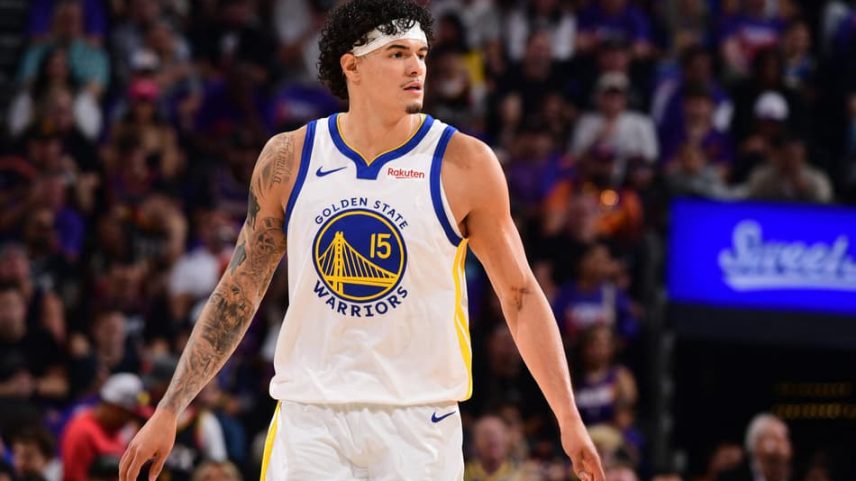 Gui Santos, do Warriors, observa partida contra o Suns pelo torneio play-in da NBA (Foto: Kate frese/Nbae via getty images/Afp)
