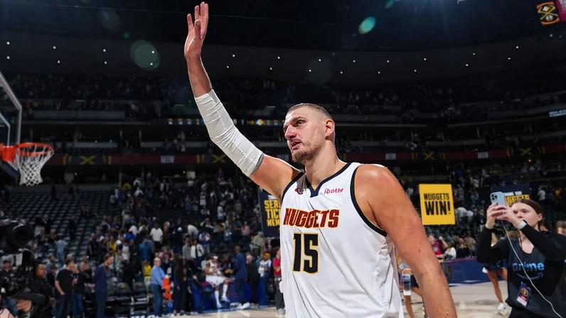 Nikola Jokic, do Nuggets, acena após vitória contra o Timberwolves na primeira rodada dos playoffs (Foto: Garrett ellwood/Nbae via getty images/Afp)
