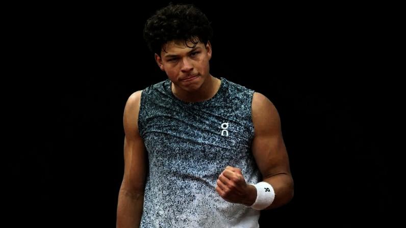 Ben Shelton comemora a vitória sobre Flavio Cobolli na final do ATP de Munique, na Alemanha. (Foto: Alexandra Beier/AFP)