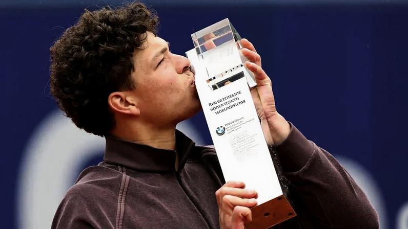 Ben Shelton beija o troféu após vencer Flavio Cobolli na final do ATP de Munique, na Alemanha. (Foto: Alexandra Beier/AFP)