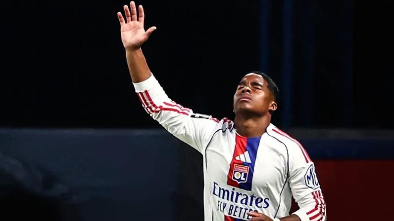 Endrick comemora gol marcado em PSG x Lyon (Foto: FRANCK FIFE / AFP)