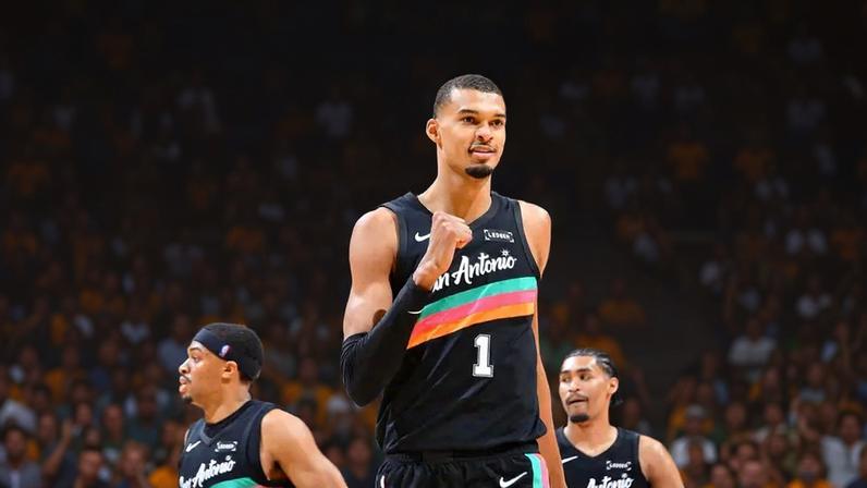 Victor Wembanyama, do Spurs, comemora durante jogo contra o Trail Blazers pela primeira rodada dos playoffs (Foto: Michael gonzales/Nbae via getty images/Afp)