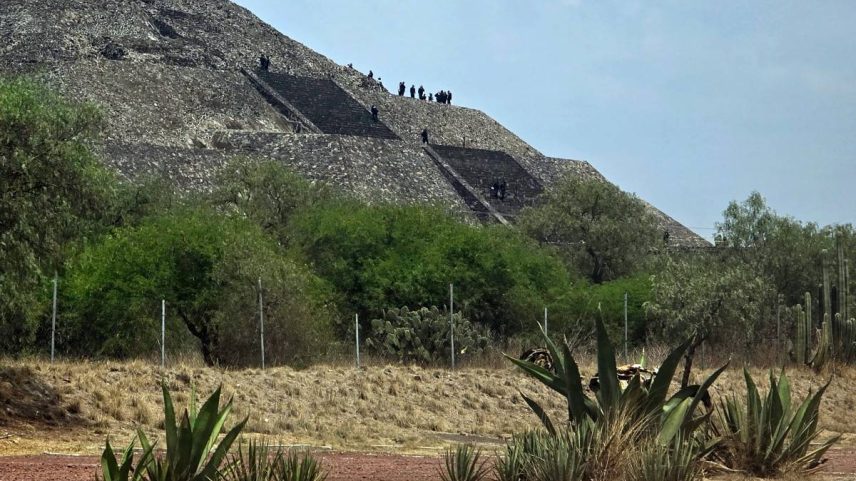 Policiais trabalham na Pirâmide da Lua, na zona arqueológica de Teotihuacan, após um tiroteio em Teotihuacan