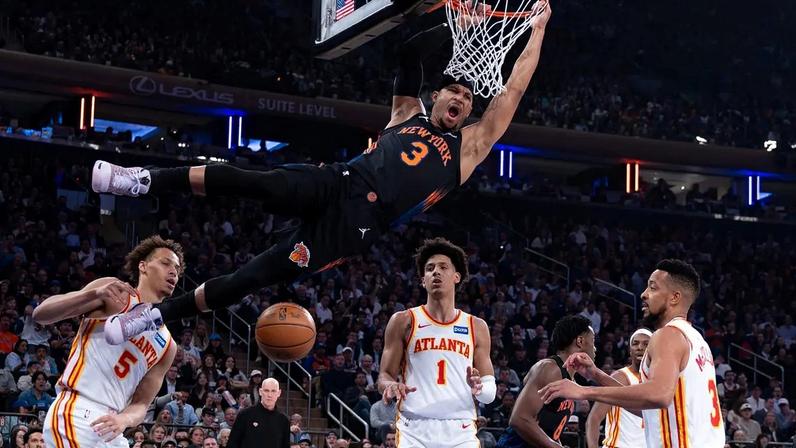 Josh Hart, do Knicks, enterra contra o Hawks no jogo dois da primeira rodada dos playoffs (Foto: Al bello/Getty images/Afp)