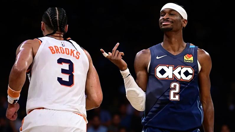 Shai Gilgeous-Alexander, do Thunder, gesticula para Dillon Brooks, do Suns, no Jogo 2 da 1ª rodada dos playoffs do Oeste no Paycom Center. (Foto: Joshua Gateley/Getty Images/AFP)