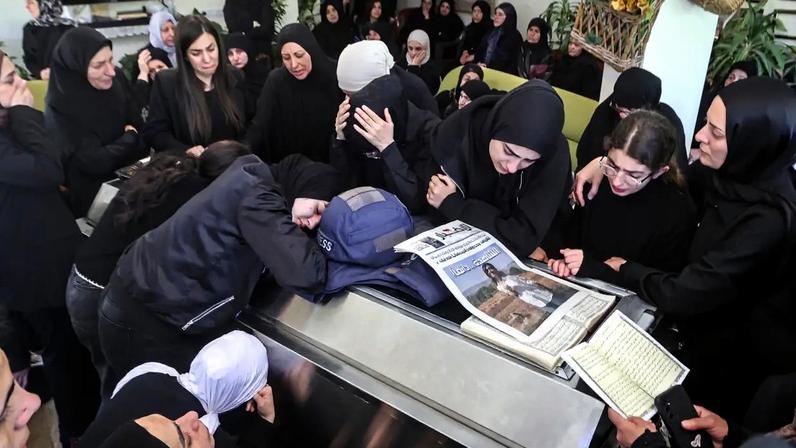 Parentes e amigos lamentam a morte de Amal Khalil, que trabalhava para o jornal Al Akhbar do Líbano. 23/04/2026