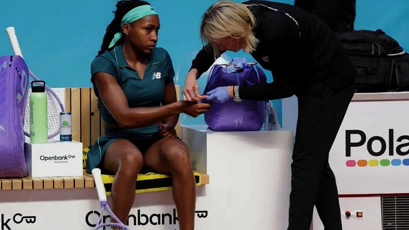 Coco Gauff recebe atendimento médico durante partida no Madri Open 2026. (Foto: Thomas Coex/AFP)
