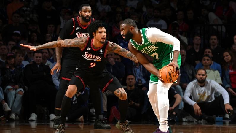 Kelly Oubre Jr., do 76ers, faz a marcação sobre Jaylen Brown, do Celtics, no jogo três da primeira rodada dos playoffs da NBA (Foto: David dow/Nbae via getty images/Afp)