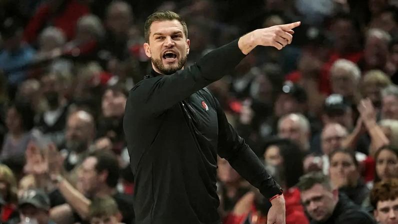 Tiago Splitter, técnico interino do Trail Blazers, orienta sua equipe contra o Spurs no jogo três da primeira rodada dos playoffs da Conferência Oeste (Foto: Soobum im/Getty images/Afp)