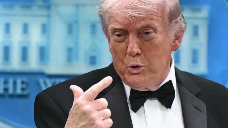 O presidente dos EUA, Donald Trump, gesticula enquanto fala durante uma coletiva de imprensa na Casa Branca, pouco depois de um incidente com tiros no Jantar dos Correspondentes da Casa Branca, em 25 de abril de 2026.