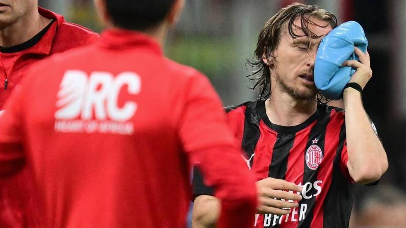 DOR - Luca Modric cobre a área do rosto com uma bolsa de gelo: pancada resultou em fratura e local será operado