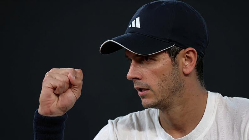 Rafael Jodar reage em duelo contra João Fonseca no Masters 1000 de Madri. (Foto: Thomas Coex/AFP)