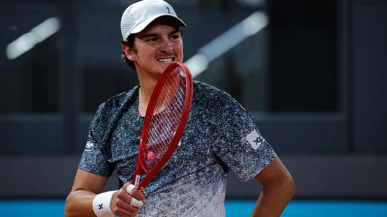 João Fonseca reage em partida contra Rafael Jodar no Masters 1000 de Madri. (Foto: Thomas Coex/AFP)