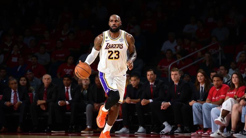 LeBron James, do Lakers, conduz a bola contra o Rockets no jogo quatro da primeira rodada dos playoffs da NBA (Foto: Adam pantozzi/Nbae via getty images/Afp)
