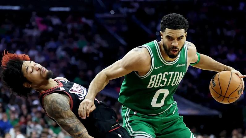 Jayson Tatum, do Celtics, comete falta sobre Kelly Oubre Jr., do 76ers, no jogo quatro da primeira rodada dos playoffs da Conferência Leste (Foto: Emilee chinn/Getty images/Afp)