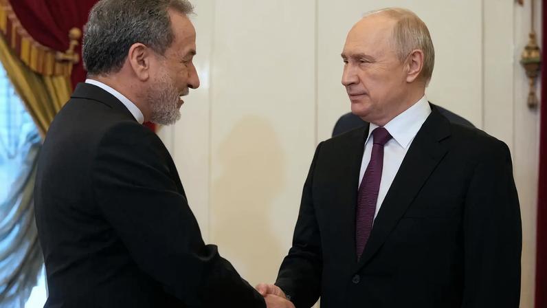 O presidente russo, Vladimir Putin, recebe em São Petersburgo o ministro das Relações Exteriores iraniano, Abbas Araghchi. 27/04/2026 - (Dmitry Lovetsky/AFP)