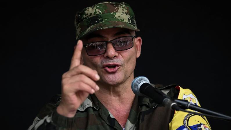 O comandante dissidente das Farc, Ivan Mordisco, discursa durante uma reunião com comunidades locais em San Vicente del Caguán, na Colômbia. 16/04/2026 - (Joaquin Sarmiento/AFP)