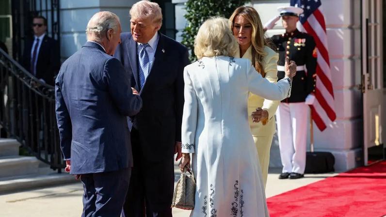 Rei Charles III sendo recepcionado pelo presidente americano, Donald Trump, na Casa Branca em 27 de abril de 2026.