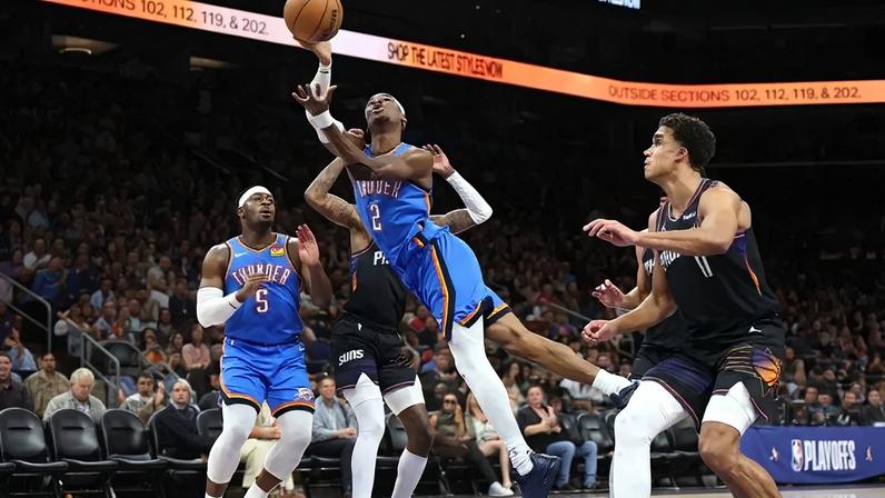 Shai Gilgeous-Alexander, número 2, comandou mais uma vitória do Oklahoma City Thunder na NBA (Foto: Christian Petersen/AFP