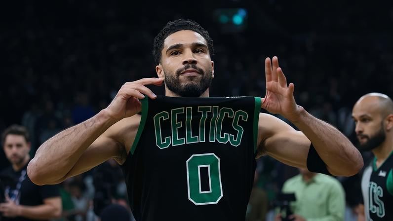 Jayson Tatum, do Celtics, realiza aquecimento antes do jogo cinco da primeira rodada dos playoffs da Conferência Leste da NBA contra o 76ers (Foto: Maddie meyer/Getty images/Afp)