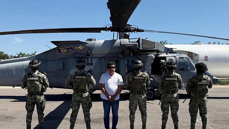 Audias Flores (camisa branca) foi capturado "sem que um único tiro fosse disparado", disse a Marinha em um comunicado