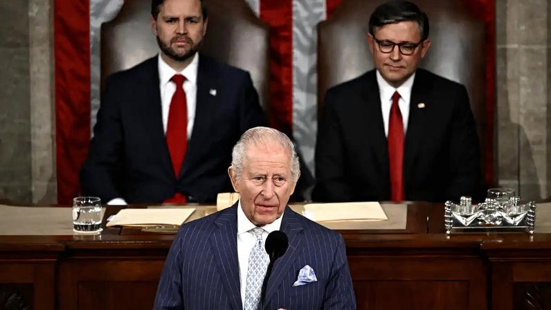 O rei Charles III discursa perante uma sessão conjunta do Congresso americano no Capitólio, com o vice-presidente dos EUA, J.D. Vance, e o presidente da Câmara, Mike Johnson, atrás dele. 28/04/2026 - (Kent Nishimura/AFP)
