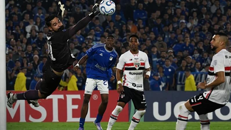 Carlos Coronel fez defesa importante na partida (Foto: Luis ACOSTA / AFP)