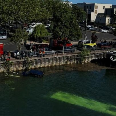 Ônibus cai no Sena e fica submerso; quatro resgatados