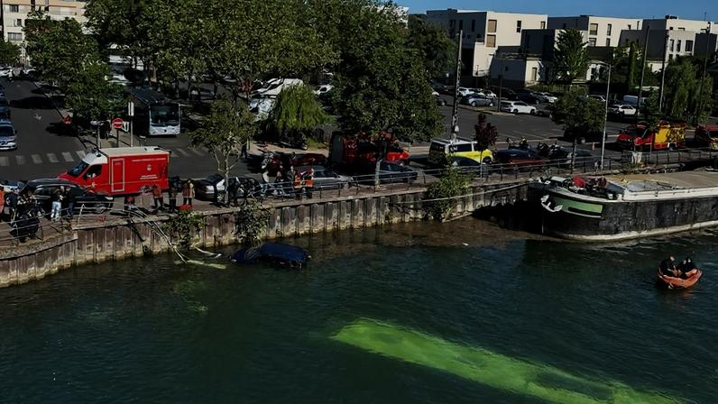 Ônibus conduzido por um aprendiz em treinamento bateu em um veículo estacionado e caiu no rio Sena, perto de Paris, em 30 de abril de 2026.