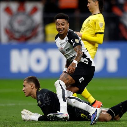 Lingard marca, Corinthians vence Peñarol e fica perto das oitavas