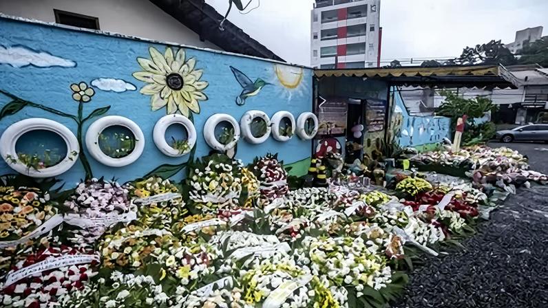 Homenagens em frente à creche onde quatro crianças foram mortas em Blumenau (SC)