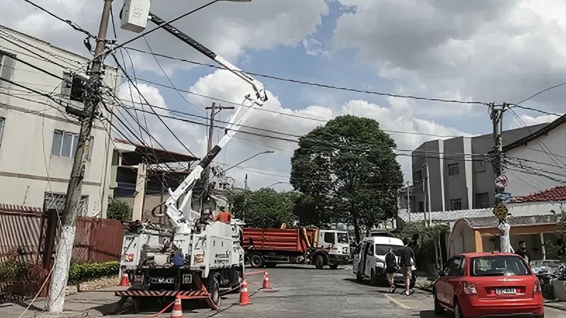 Profissionais da Enel trabalhando para restabelecer a energia na Rua Catão, no bairro da Lapa, em 2024