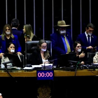 Relator vota pela suspensão de mandatos de deputados que ocuparam a Mesa