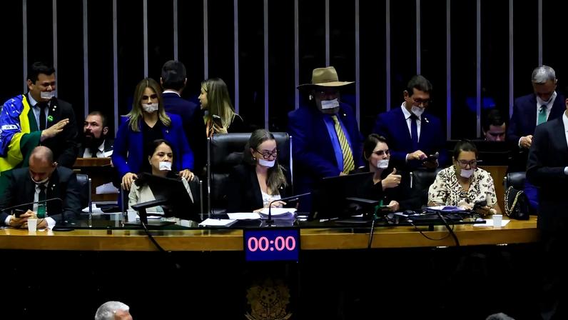 Deputados da oposição do governo iniciam obstrução e ocupam Mesa Diretora da Câmara para impedir a votação de qualquer proposta na Casa, em Brasília - Foto: WILTON JUNIOR/ESTADÃO CONTEÚDO