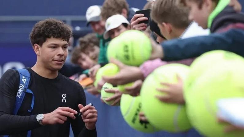 Ben Shelton avança e encara João Fonseca pela primeira vez