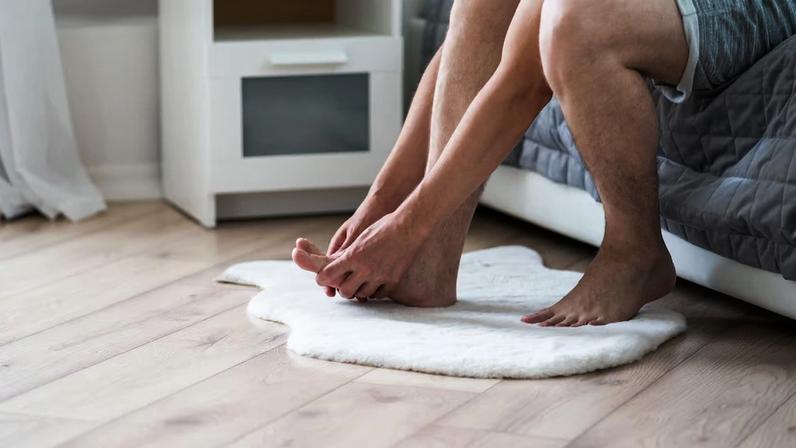 Quando há acúmulo de ácido úrico no sangue, ele pode se depositar nas articulações e formar cristais que ativam o sistema imunológico, produzindo inflamação intensa, inchaço e dor. Foto: Staras/Adobe Stock
