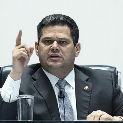 Alcolumbre sinaliza possibilidade de segurar sabatina de Messias no Senado