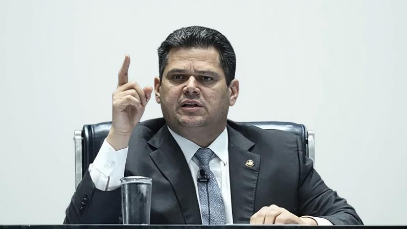 O presidente do Senado, Davi Alcolumbre (União-AP), cobrou avanço da PEC do marco temporal e avalia calendário especial para a proposta