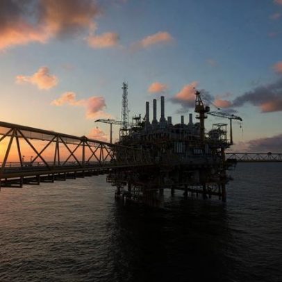 Petróleo avança pela 4ª sessão consecutiva em meio à tensão