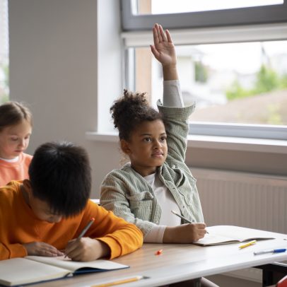 Brasil supera meta de alfabetização, mas 1 em cada 3 alunos ainda não aprende a ler no tempo adequado