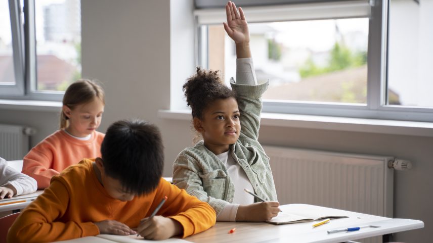 Brasil supera meta de alfabetização, mas 1 em cada 3 alunos ainda não aprende a ler no tempo adequado