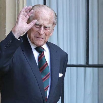 Príncipe Philip quase morreu duas vezes durante cirurgias cardíacas, revela livro