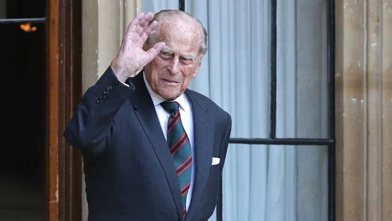 Príncipe Philip quase morreu duas vezes durante cirurgias cardíacas, revela livro