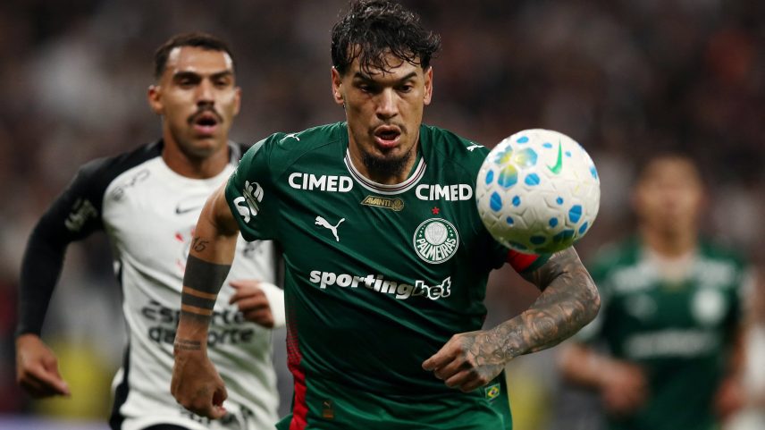Jogadores de Palmeiras e Corinthians durante clássico