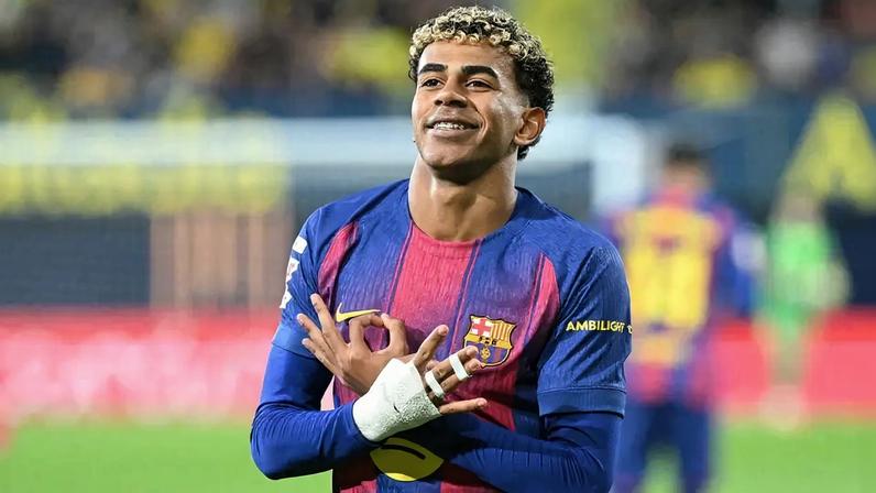 Lamine Yamal comemora gol pelo Barcelona sobre o Villarreal (Foto: JOSE JORDAN / AFP)