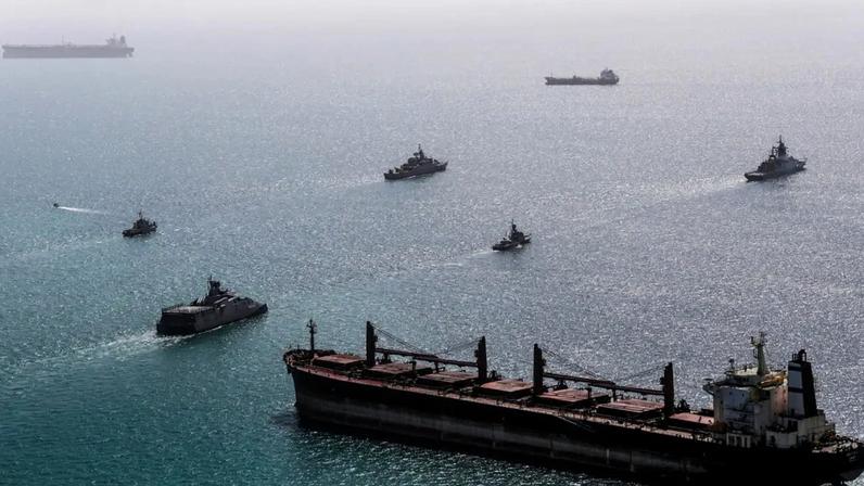 Navios parados em Ormuz. Rota anteriormente bloqueada pelo Irã passou a ser travada também pelos Estados Unidos.